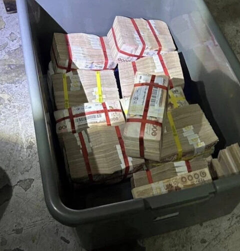 Жительница Таиланда нашла на свалке пакет с десятками миллионов наличными.