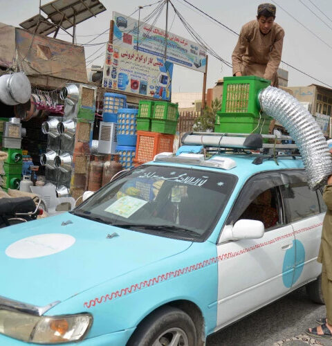 Афганские таксисты нашли уникальный способ справиться с жарой