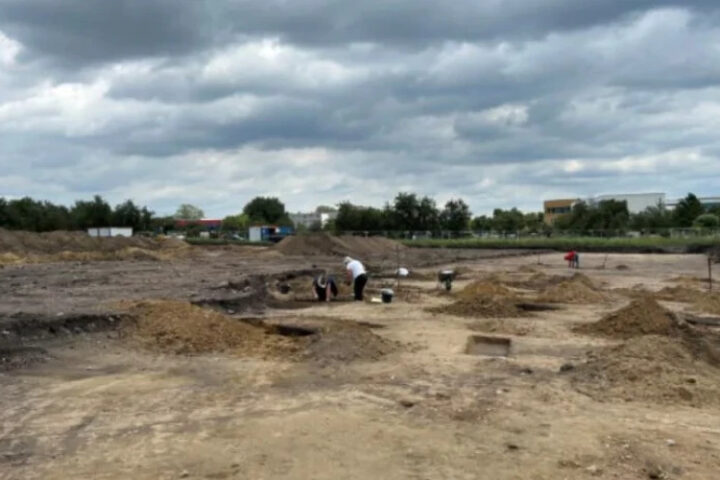 Археологи обнаружили древнее поселение бронзового века в Германии перед строительством стадиона