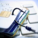 Банки в России начали массово блокировать счета граждан: до 180 дней без доступа к деньгам