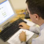 Берегите свои глаза: важность защиты при работе за компьютером!