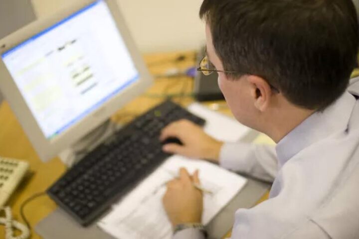 Берегите свои глаза: важность защиты при работе за компьютером!