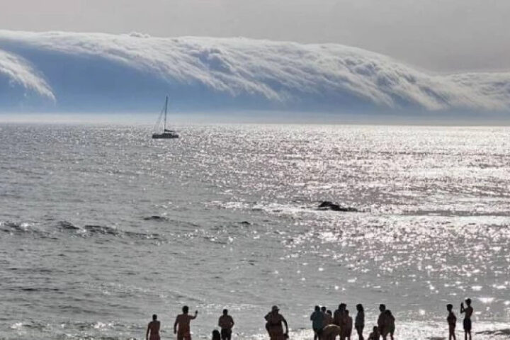 «Цунами-облако» испугало туристов в Португалии (ВИДЕО)