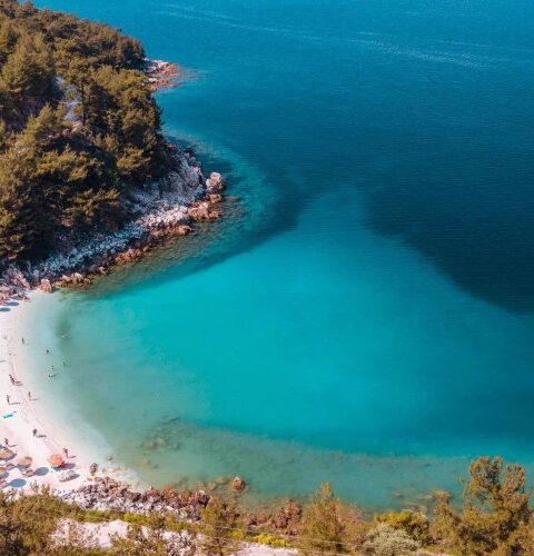 Инцидент на Тасосе поднимает вопросы о плате за въезд и управлении туристическим потоком