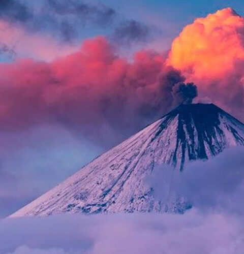 Ключевская Сопка на Камчатке извергается после сильного землетрясения магнитудой 8,7