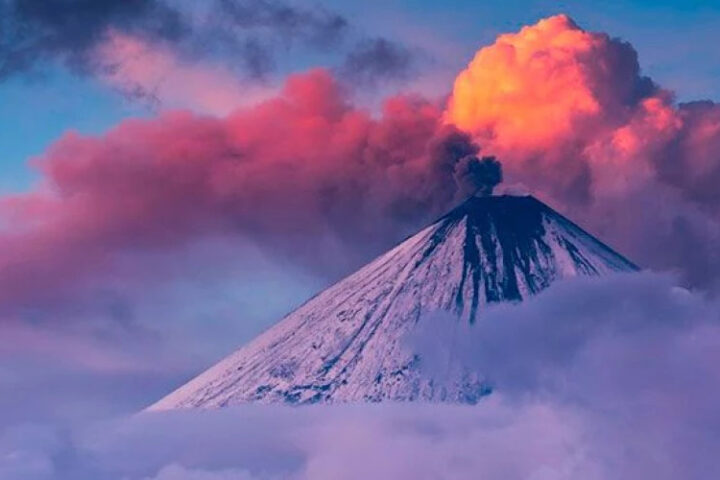 Ключевская Сопка на Камчатке извергается после сильного землетрясения магнитудой 8,7