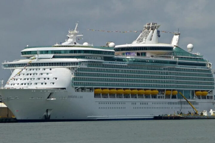 На круизном лайнере более 140 пассажиров заболели кишечной инфекцией