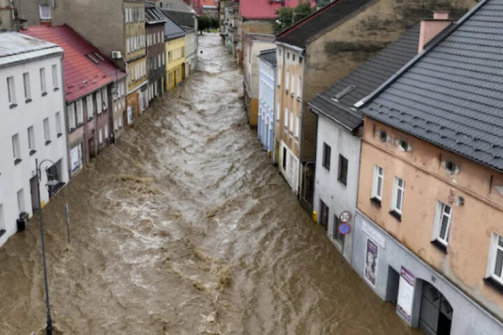 Наводнения в Польше: улицы Толкмицко и Сухач затоплены после сильных дождей