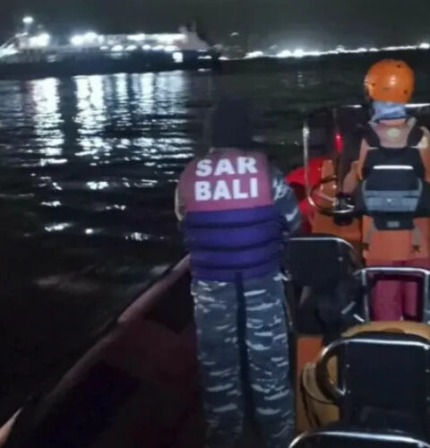 Паром с 65 пассажирами затонул на Бали, как минимум трое погибли