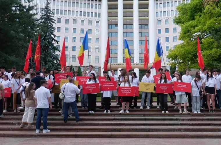 Протест в Кишиневе: десятки граждан у здания парламента
