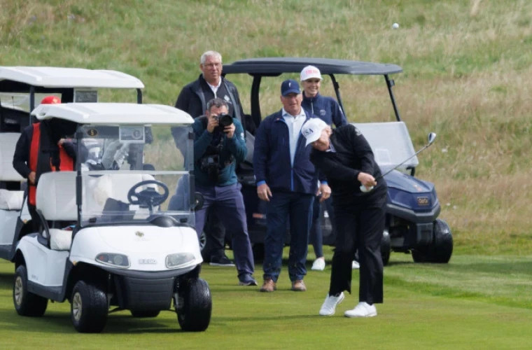 Протесты против Трампа в Шотландии во время его визита к гольф-клубу