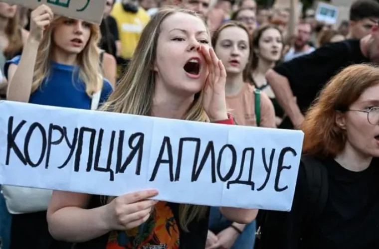 Протесты в Украине: тысячи людей вновь на улицах против закона, ослабляющего антикоррупционную борьбу