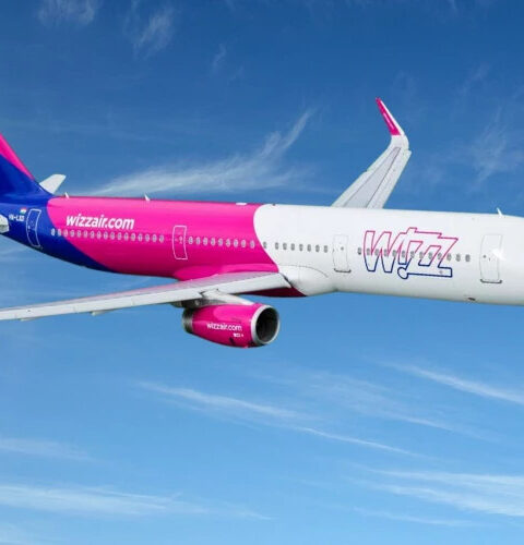Рейс Wizz Air совершил незапланированную посадку из-за удара молнии