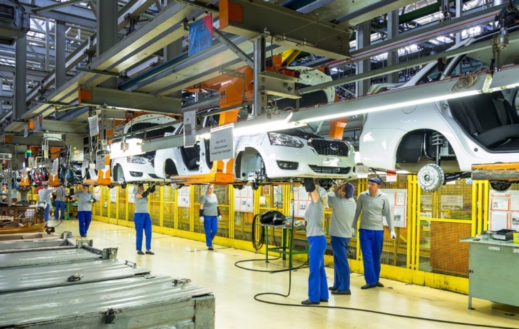 Российский рынок легковых автомобилей рухнул на 27% в первом полугодии 2025 года