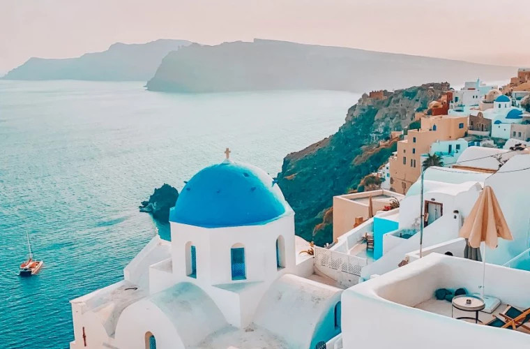 Специалистов удивила причина землетрясений на Санторини