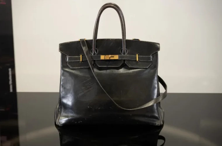 Сумка Birkin установила рекорд цены на аукционе