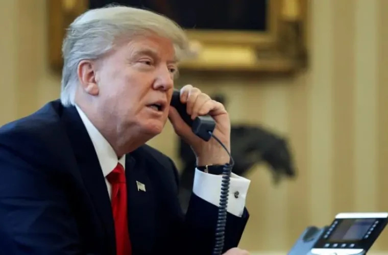 Трамп разбудил репортера ночью телефонным звонком