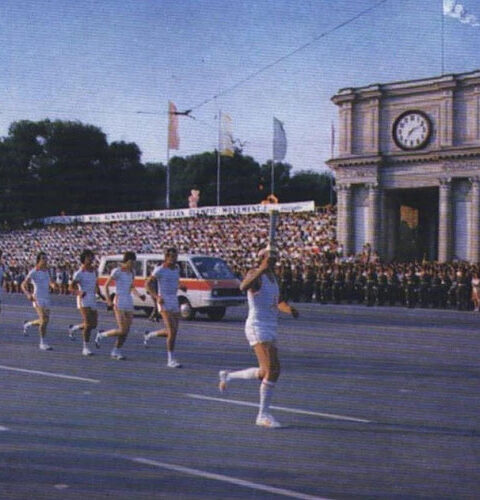 Триумфальная трехдневная эстафета Олимпийского огня по улицам Молдовы.