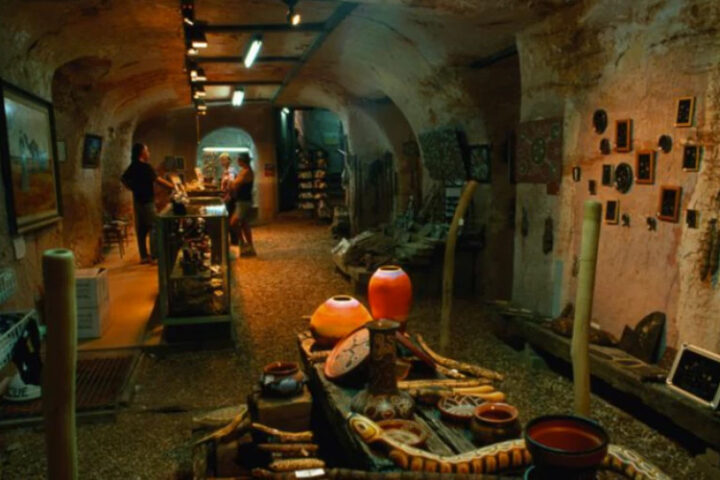 Уникальный город: большинство жителей обитает в подземных домах и гостиницах