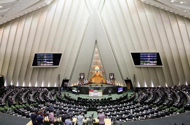 В иранском парламенте запретили использование мобильных телефонов депутатами