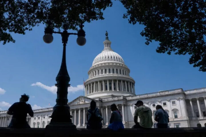 В США у Капитолия арестовали мужчину с луком, стрелами и оружием
