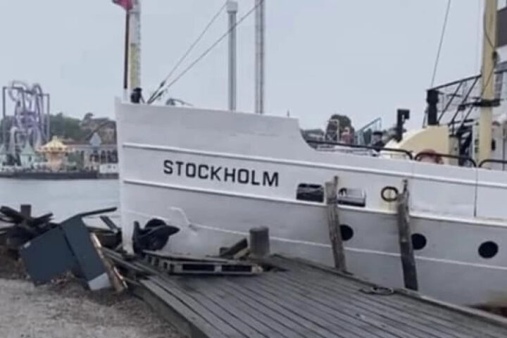 В Стокгольме корабль с 200 пассажирами врезался в причал
