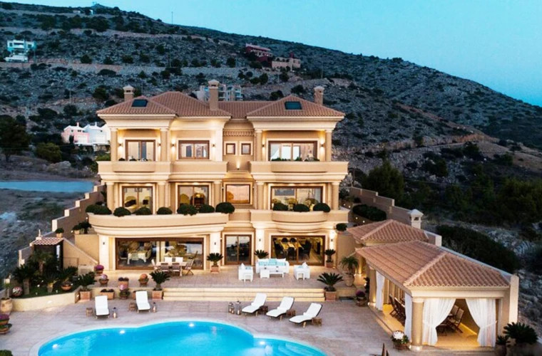 Вилла в Афинах, где жил Плахотнюк, принадлежит бизнесвумен Элени Петропулу