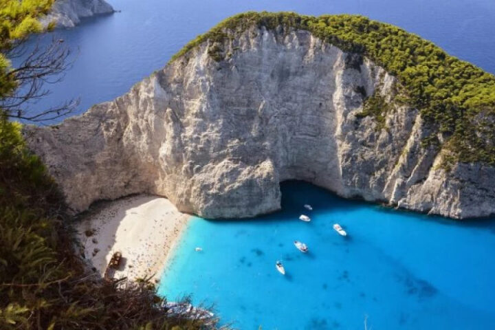 Внимание для путешественников в Грецию: некоторые районы остаются без воды и электричества