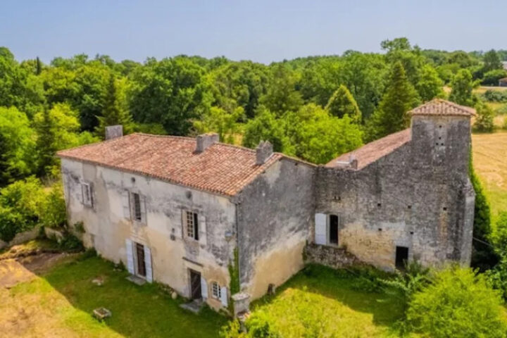 Во Франции выставлен на продажу исторический монастырь XI века за 318 000 евро