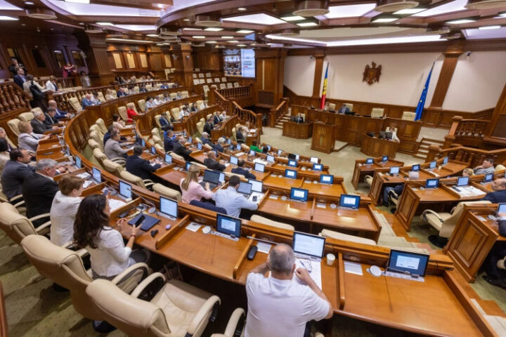 Завтра парламент проведет пленарное заседание