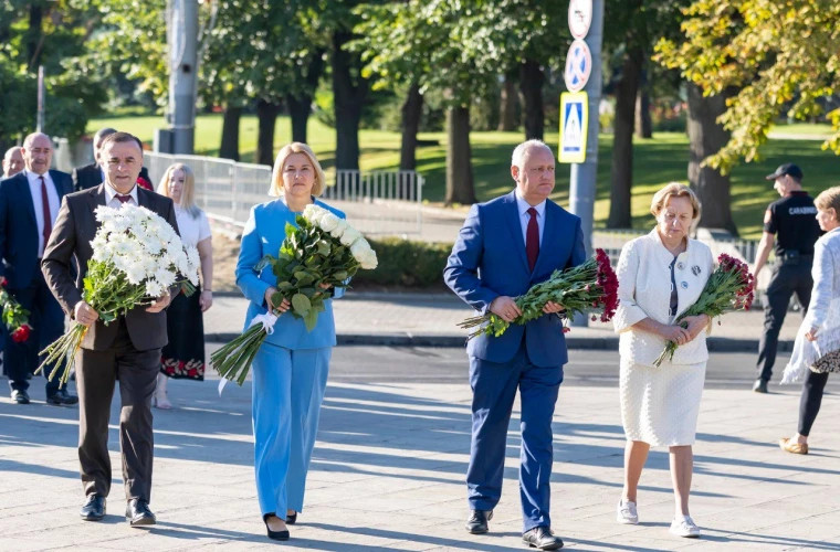 Игорь Додон и представители Патриотического блока возложили цветы к памятнику Штефану чел Маре в Кишинёве на 34-й годовщине независимости Молдовы