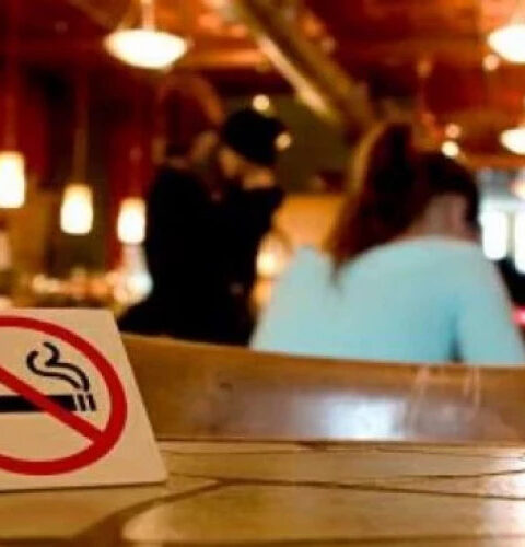 Испания планирует запретить курение на террасах баров и ресторанов до 2027 года