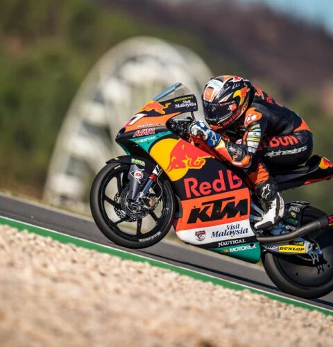 Испанский гонщик Педро Акоста попал в серьёзную аварию на тренировке MotoGP в Венгрии