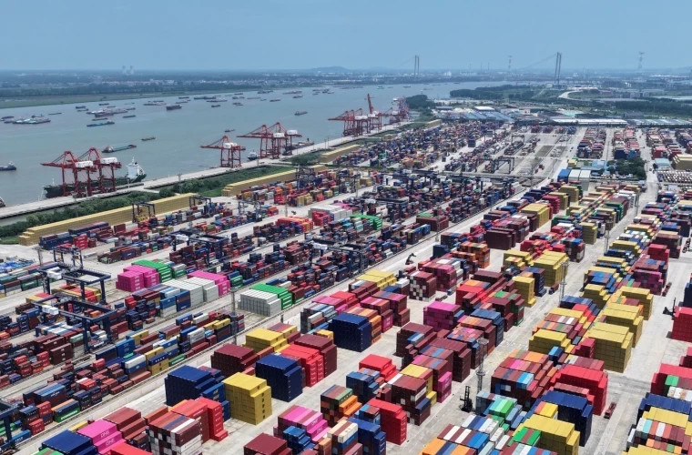 Китай демонстрирует рекордный экспорт в первой половине 2025 года