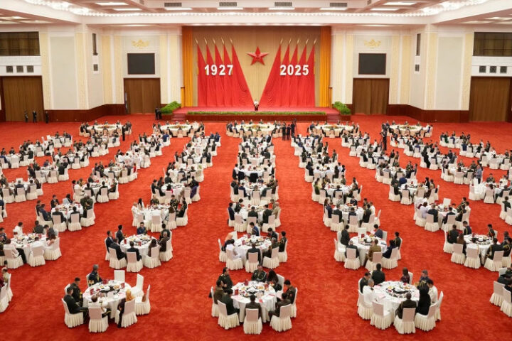 Китай отмечает 97-летие Народно-освободительной армии с приёмом в Пекине