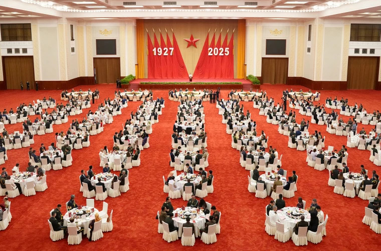 Китай отмечает 97-летие Народно-освободительной армии с приёмом в Пекине