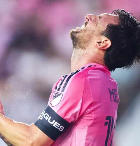 Месси получил лёгкую травму в матче Кубка лиг и ждет решения врачей