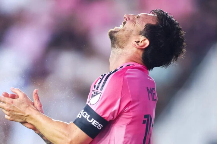 Месси получил лёгкую травму в матче Кубка лиг и ждет решения врачей