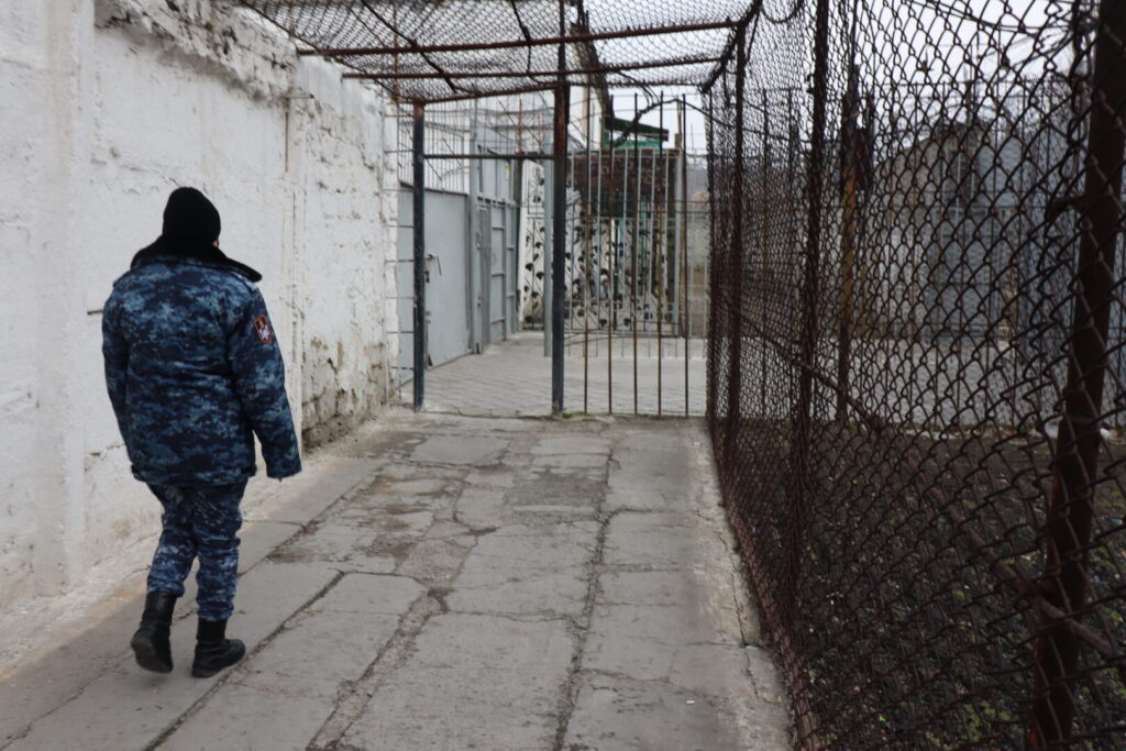 Минюст предлагает заблокировать мобильную связь и интернет в тюрьмах, что может затронуть соседние районы