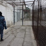Минюст предлагает заблокировать мобильную связь и интернет в тюрьмах, что может затронуть соседние районы