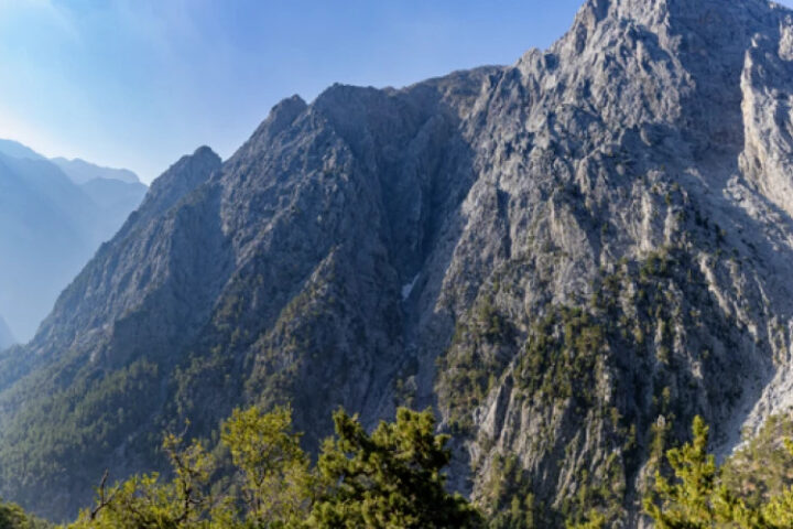 На Крите спасатели эвакуировали травмированного французского туриста из ущелья