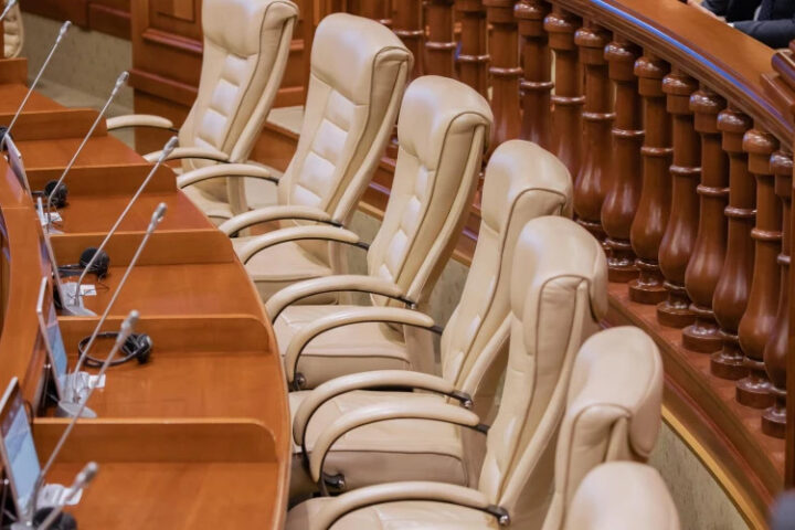 На парламентские выборы 2025 года начали кампанию два независимых кандидата и одна партия