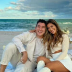 Неожиданная ситуация с предложением руки и сердца на Санторини: туристы мешают этому важному моменту