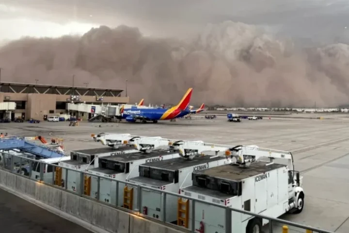 Огромное облако пыли накрыло Финикс, тысячи людей остались без электричества
