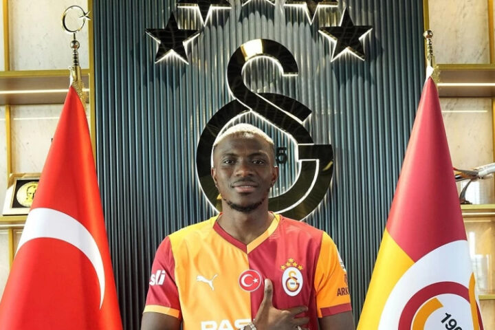 Осимхен подписал контракт с Галатасараем на рекордных условиях