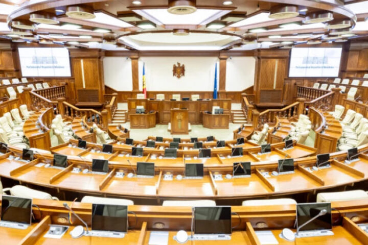Парламент Молдовы состоится внеочередное заседание 17 августа для принесения присяги новыми судьями Конституционного суда