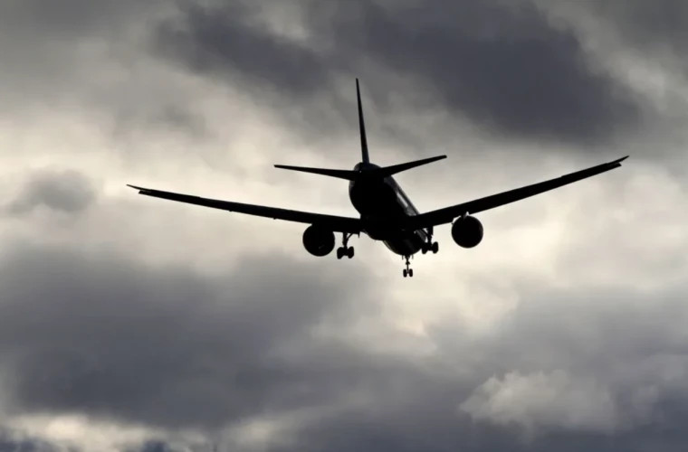 Пассажир рейса EasyJet из Лиона в Порту пытался проникнуть в кабину пилотов