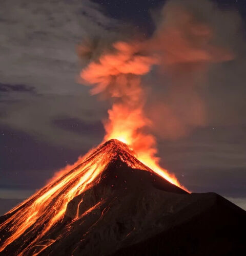 Предложение руки и сердца на фоне извержения вулкана Фуэго в Гватемале