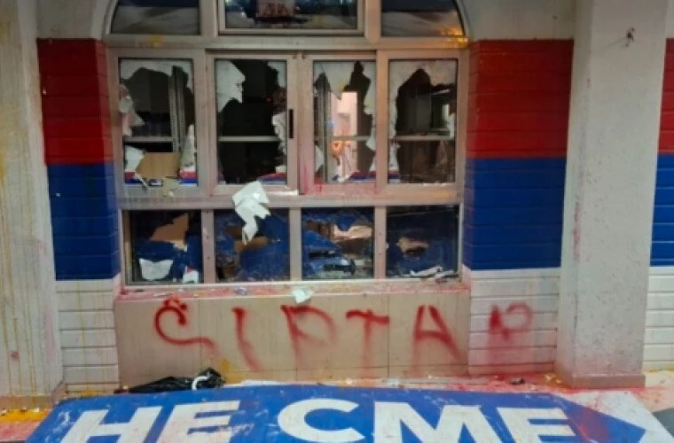 Протестующие в Новом Саде разгромили офисы правящей Сербской прогрессивной партии и столкнулись с полицией в Белграде