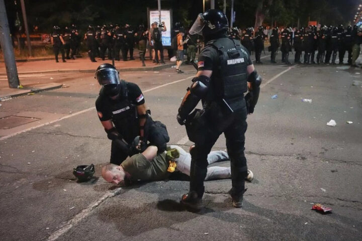 Протесты в Сербии: столкновения между сторонниками Вучича и демонстрантами продолжаются